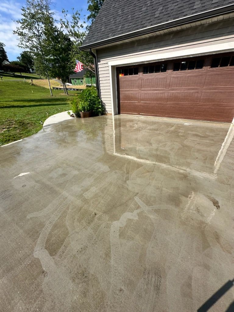 Gallery photos for Stunning Driveway Makeover with Concrete Cleaning: Image #1